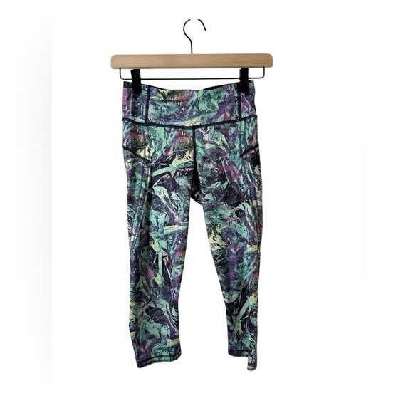 Lululemon Run: Top Speed Crop Size 2 - Picture 2 of 9